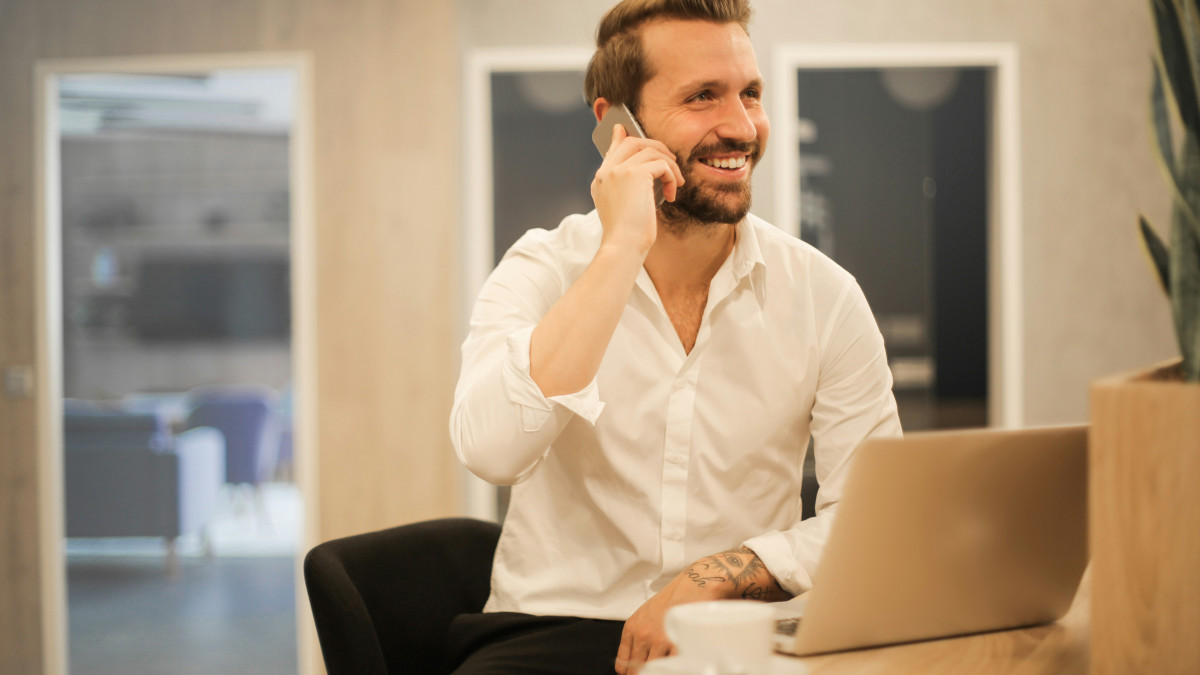 homme au téléphone